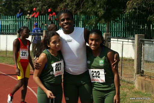 Na foto, o treinador Fábio Dias abraça Jhulia e Viviane durante competição em Moçambique, em agosto de 2010.