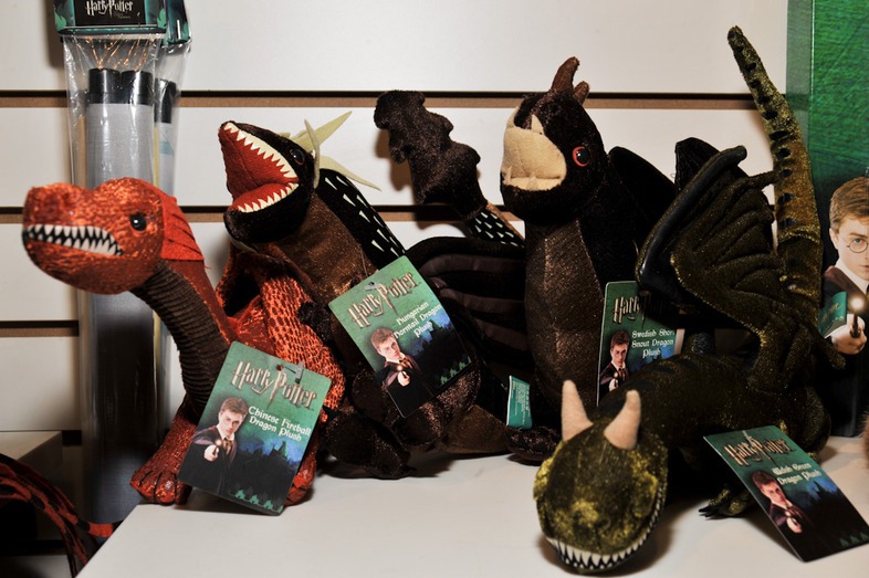 [harrypotter-dragons-plushies-neca-toy-fair-2011_786_poster[8].jpg]