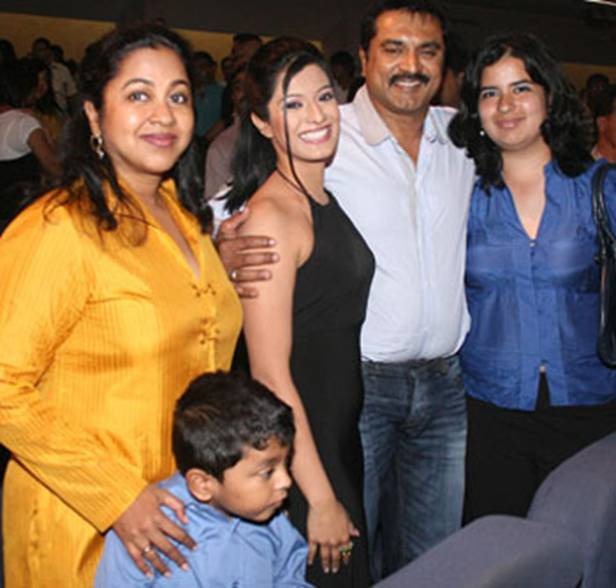 [Sarath Kumar With His Family[2].jpg]