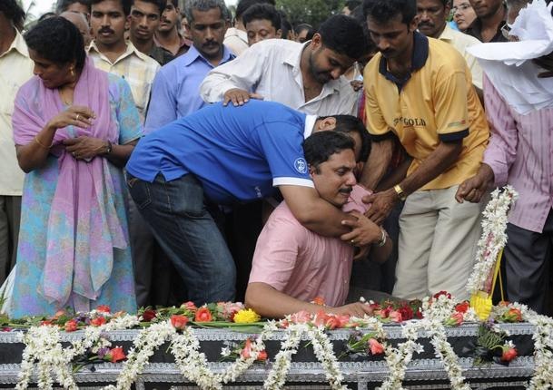 [Relative of one of the victims died in Air India plane crash in Mangalore breaks down during funeral[5].jpg]