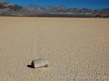 100063_moving-rock-di-death-valley-national-park