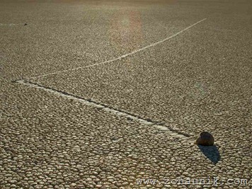 100073_moving-rock-di-death-valley-national-park
