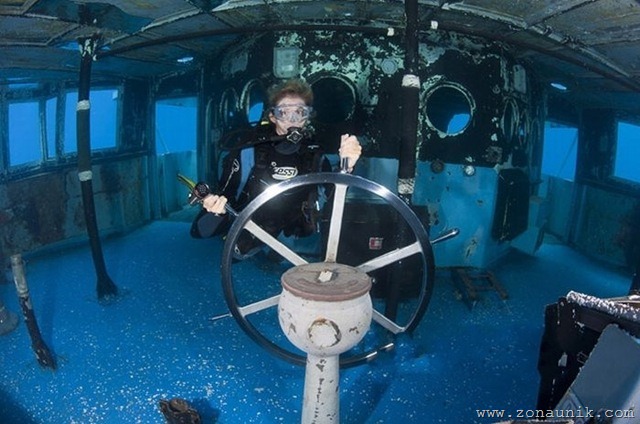 [coolbeautifulprofessionalphotosremainsShipwrecksworldoceanseafloor2[2].jpg]