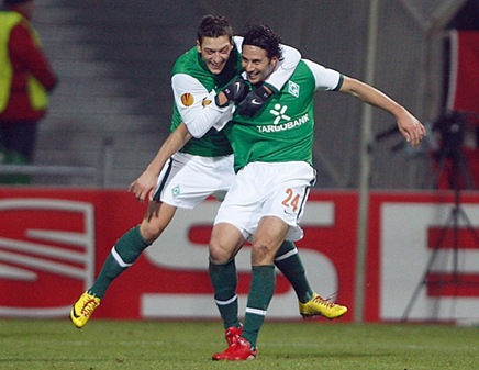Claudio Pizarro anot&oacute; 3 goles frente al Twente