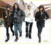 paris-hilton-aspen-christmas-04