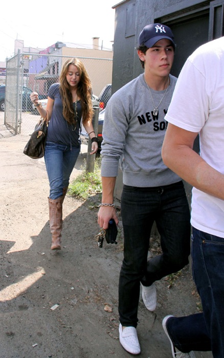 [miley-cyrus-jonas-4119-18[4].jpg]