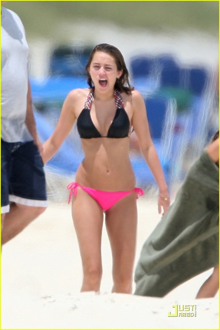[miley-cyrus-bikini-beach-01[6].jpg]