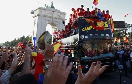 صور استقبال المنتخب الاسباني في مدريد بعد عودته بالكأس La%20Roja%20en%20Moncloa_thumb%5B4%5D
