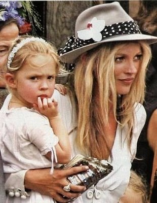 [kate-moss-daughter-lila[9].jpg]