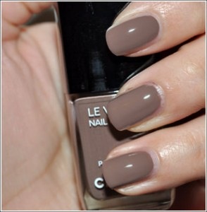 [chanel-particuliere-nail-lacquer-swatches-review-photos-11503076-294x300[5].jpg]