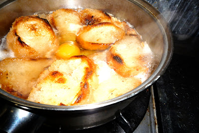 sopa de ajo ニンニク ガーリックスープ garlic soup pan huevo パン 玉子 たまご bread egg