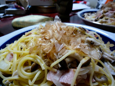 pasta, espaguetis, spaghetti, スパゲッティ, パスタ, shimeji, シメジ, bacon, beicon, katsuobushi, ベーコン, 鰹節, かつおぶし