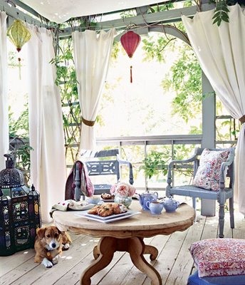 [outdoor_dining_porch_curtains_white_grey_moroccan_lantern_blue_natural_red_summer_perfectlycontent_photos_Michael_Skott_tradtional_home[1][7].jpg]