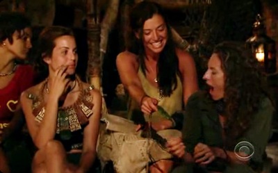 Parvati handing a 2nd idol to Jerri