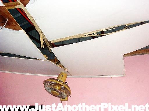 [closer look at the ceiling[3].jpg]