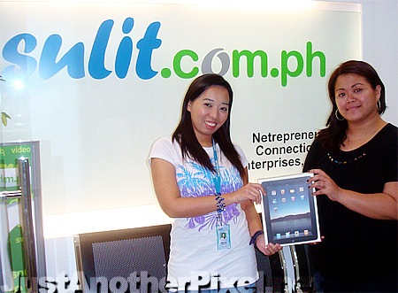  Me with Sulit admin Heide aka hscanlas giving me my Apple iPad prize - JustAnotherPixel.net