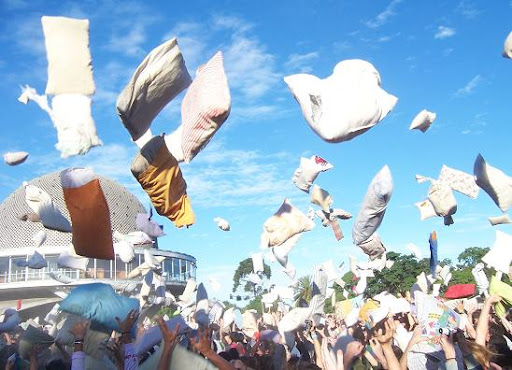 http://lh3.ggpht.com/_bKN77pn74dA/SdAxrQahrMI/AAAAAAAABFo/XI4IQjLAZN4/lucha-de-almohadas-buenos-aires-pillows.JPG