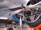 [PROPELLERFLUGZEUGE MIT BLAUEN UND ROTEN BAUTEILEN ALS CLOSE-UP]