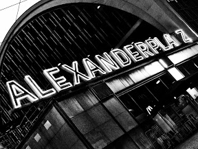 [NEONSCHRIFTZU "ALEXANDERPLATZ" BEI DEM DAS "T" NICHT LEUCHTET]