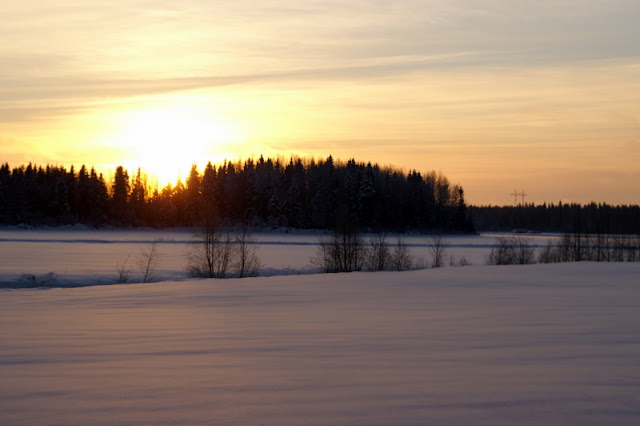 Auringonnousu talvimaisemassa