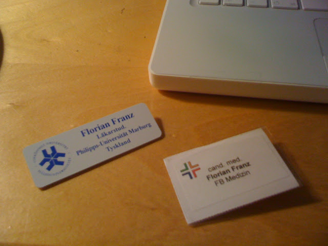 Namebadges. 1:0 für Linköping. Links Linköping (bedrucktes Hartplastik), rechts Marburg (Aufkleber auf Pappe in Plastikhülle).