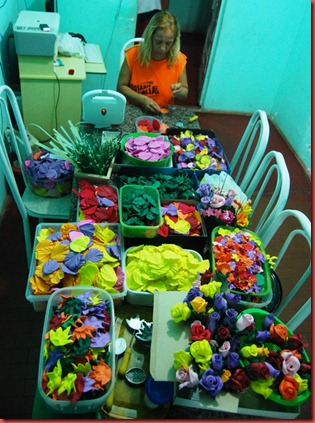 Tânia Escobar fazendo flores de EVA