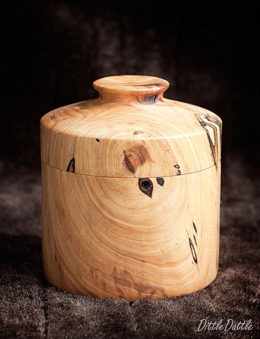 [wood-expressions-beech-turned-box-with-lid[3].jpg]