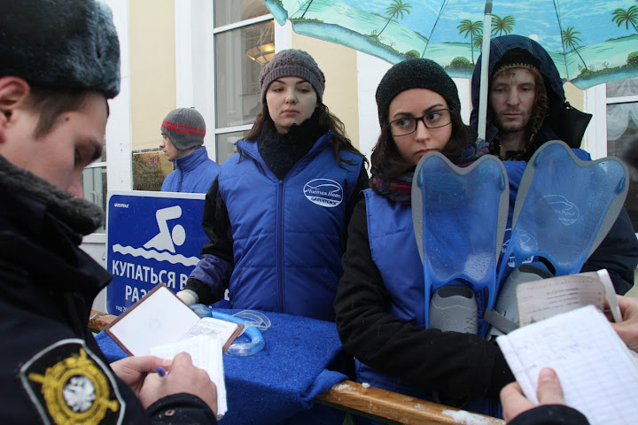 Активисты "Гринпис"  попытались передать губернатору Матвиенко маску и ласты для плавания в Неве (фото, видео)