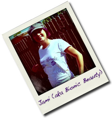 Jami, Editor and Founder of the Bionic Beauty blog sports her T shirt