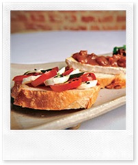 BRUSCHETTA DE TOMATE-CEREJA, MUSSARELA DE BÚFALA, MANJERICÃO E GERGELIM