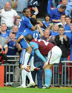 Florent Malouda meraikan gol kedua Chelsea hasil jaringannya dalam aksi Piala FA menentang Aston Villa, 11 April 2010.