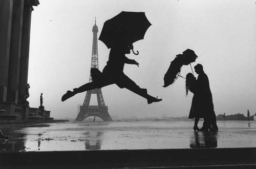 [Elliot_Erwitt_Paris_1989_Eiffel_Tower[4].jpg]