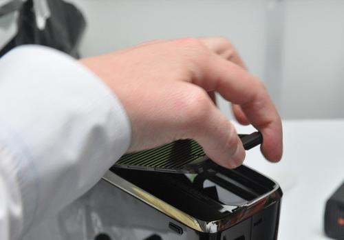 www.engadget.com__slim-unboxing29-hands.jpg
