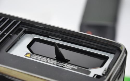 www.engadget.com__slim-unboxing30-hands.jpg