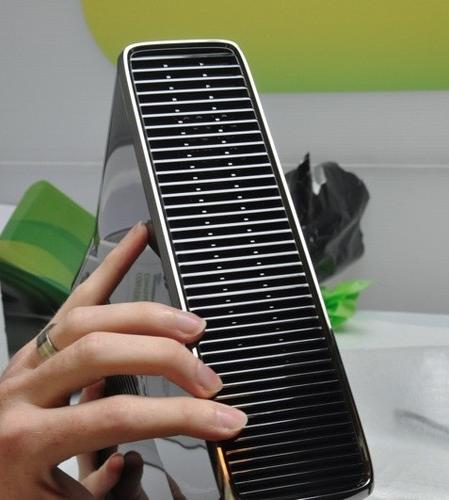 www.engadget.com__slim-unboxing23-hands.jpg