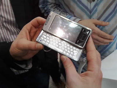 Sony Ericsson Xperia X1 - vist med udfoldet tastatur - mobilmag.dk