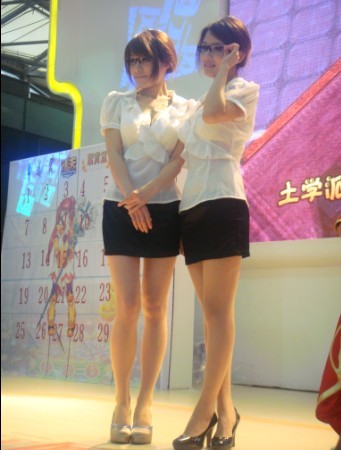 美眉日报 20090725002617333 网元网《情天Online》女秘书惊艳全场