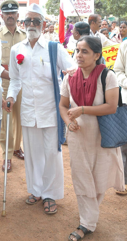ಮಗಳಂತೆ ಸಾಕ್ಷೀಕರಿಸಿದ ಸೊಸೆ ಶಾರದಾ ಅವರೊಂದಿಗೆ ಅಪ್ಪ ನರಸಿಂಹ ದಾಬಡೆ ಧಾರ್ವಾಡದ ಕಲಾಭವನದಲ್ಲಿ ನಡೆದ ಕಾರ್ಯಕ್ರಮವೊಂದರಲ್ಲಿ.