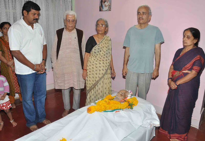 ಇಹ ಲೋಕ ತ್ಯಜಿಸಿದ ಆದರ್ಶ ಪುರುಷನ ಕಳೆವರದ ಮುಂದೆ ಸೊಸೆ ಶಾರದಾ, ಮಗ ಡಾ. ಗೋಪಾಲ್, ಮಗಳು ಭಾರತಿ ಹಾಗೂ ಅಳಿಯ ಮತ್ತು ಪಾಲಿಕೆ ಸದಸ್ಯ ಶಿವು ಹಿರೇಮಠ.