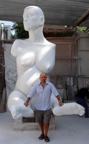 Bức Tượng Alison Lapper Mang Thai Artist%20Marc%20Quinn%20carved%20Alison%20Lapper%20Pregnant%20from%20white%20Carrera%20marble%20in%20northern%20Italy
