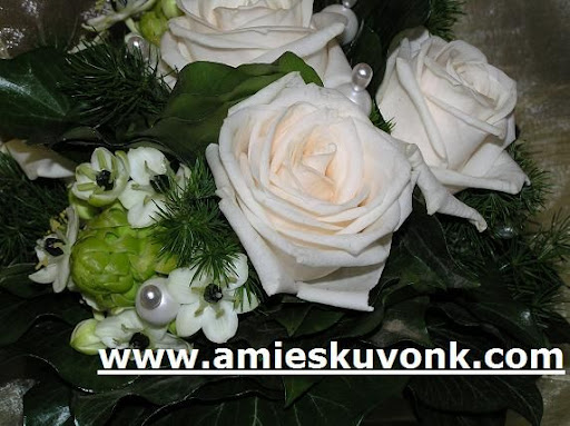 Ekrü rózsa és ornithogalum menyasszonyi csokor