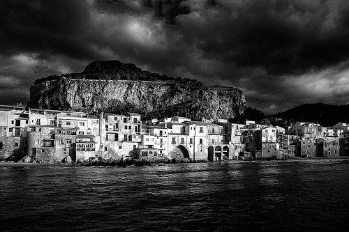 blackandwhite-buildings-riverside