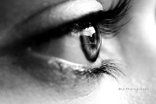 bw-woman-eye