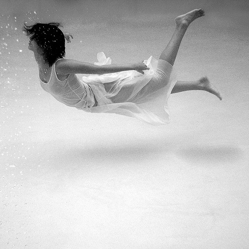 bw-woman-underwater