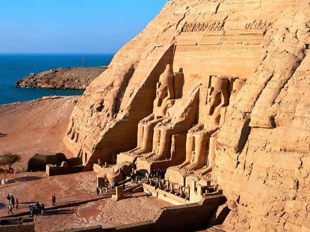 [abu-simbel_aswan_egypt[14].jpg]