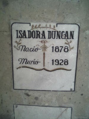 [isadora duncan's fake mexican grave[5].jpg]