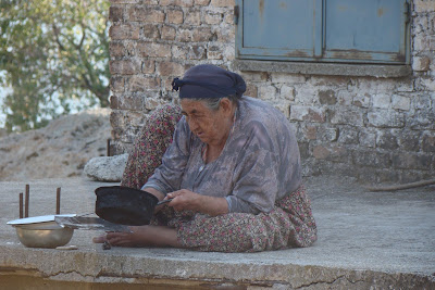 Señora local trabajando