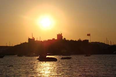 El sol cae sobre el Castillo de San Pedro