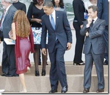 Barack Obama guarda il fondoschiena di una donna
