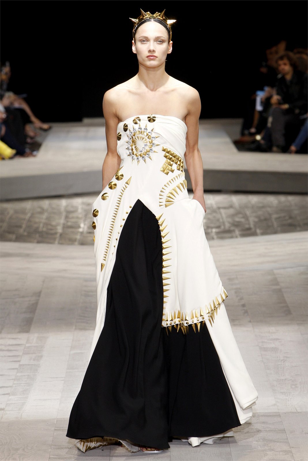 [Givenchy Haute Couture 01808_00190h-2--2009_07_07_21_39_03_291130_hq_122_502lo[2].jpg]